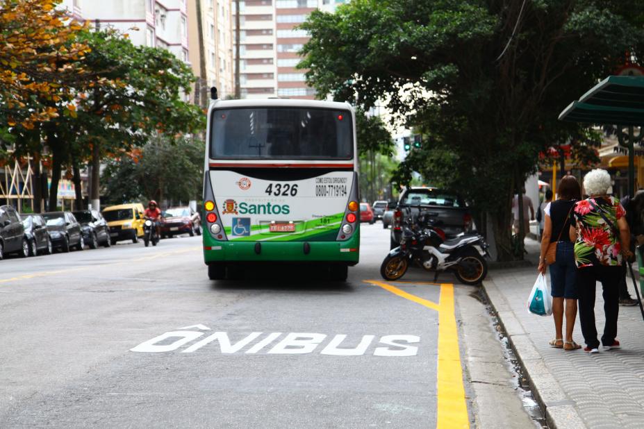 ônibus passa por trecho recentemente pintado #pracegover 