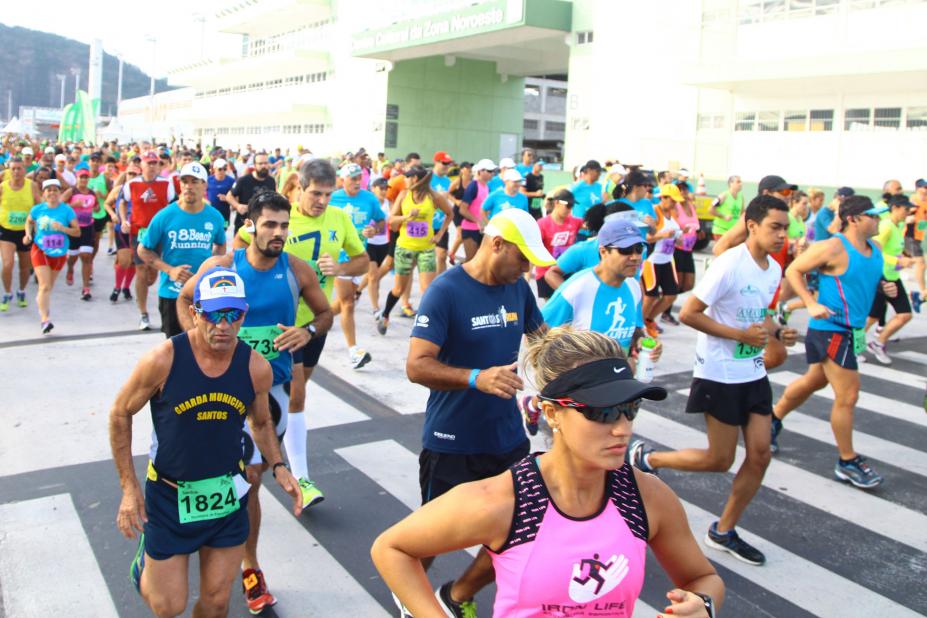 Atletas iniciam prova em frente ao Centro Cultural da Zona Noroeste. #Pracegover