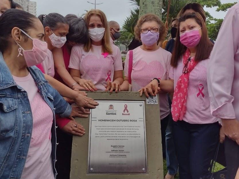 Mulheres ao lado de placa de homenagem #paratodosverem