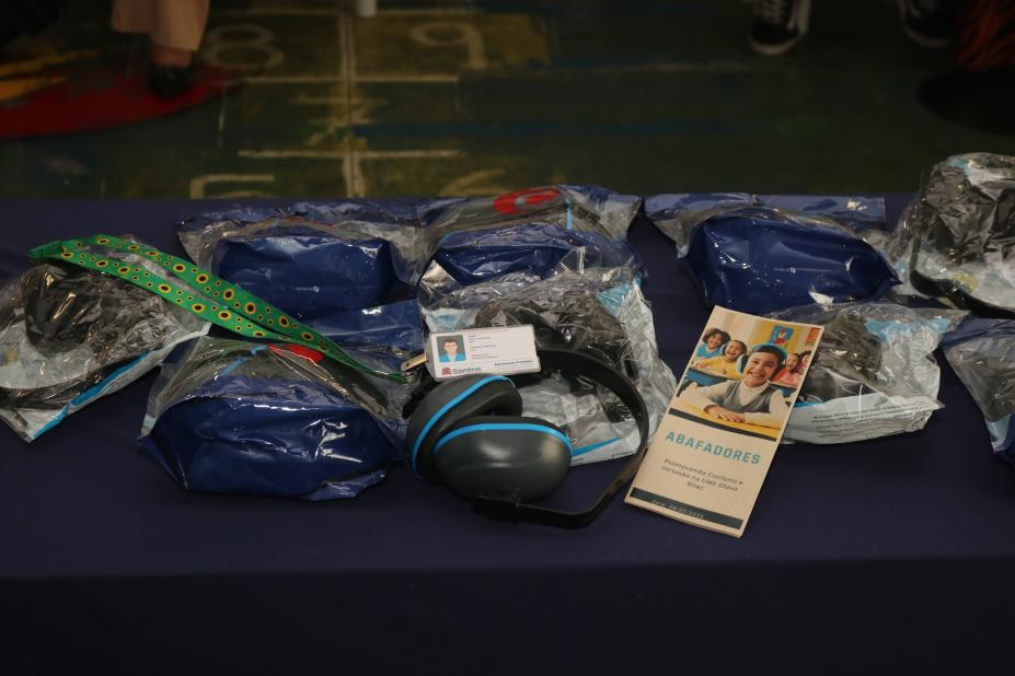 abafadores sobre uma mesa. #paratodosverem