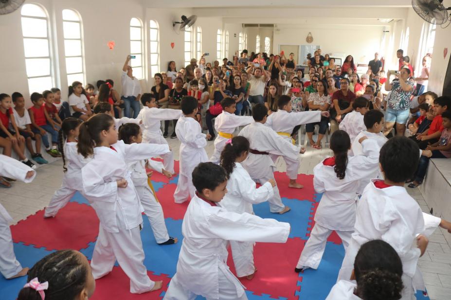 crianças fazem apresentação de caratê para plateia. #paratodosverem