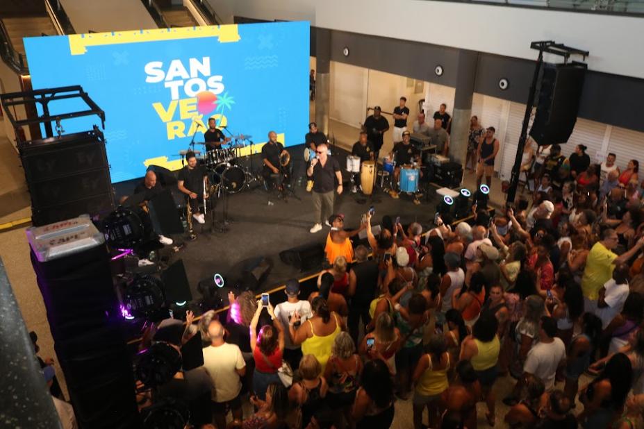 banda se apresentando em um palco #paratodosverem