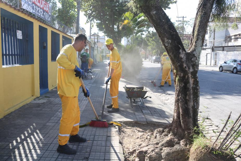 homens varrem rua após raspação de calçadas. #paratodosverem