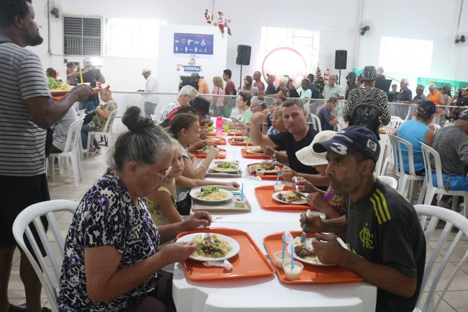 pessoas comendo no bom prato #paratodosverem 