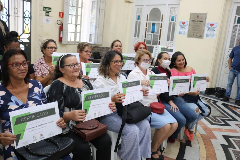 mulheres sentadas seguram diploma #paratodosverem