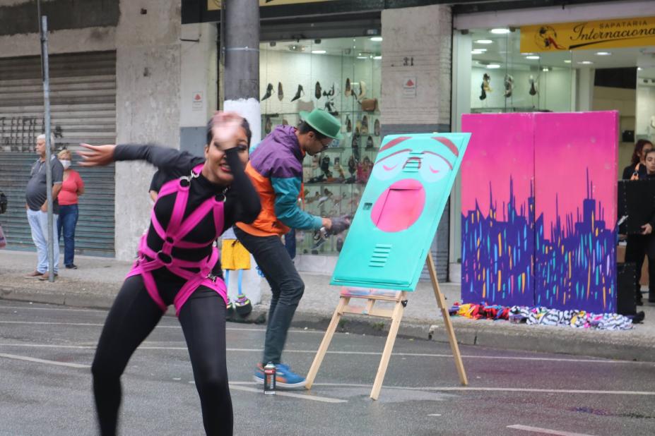 artistas fazem performance em rua. #paratodosverem