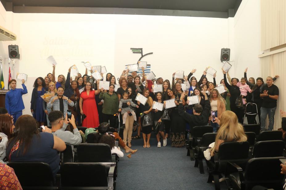 formandos posam para fotos exibindo certificados. #paratodosverem