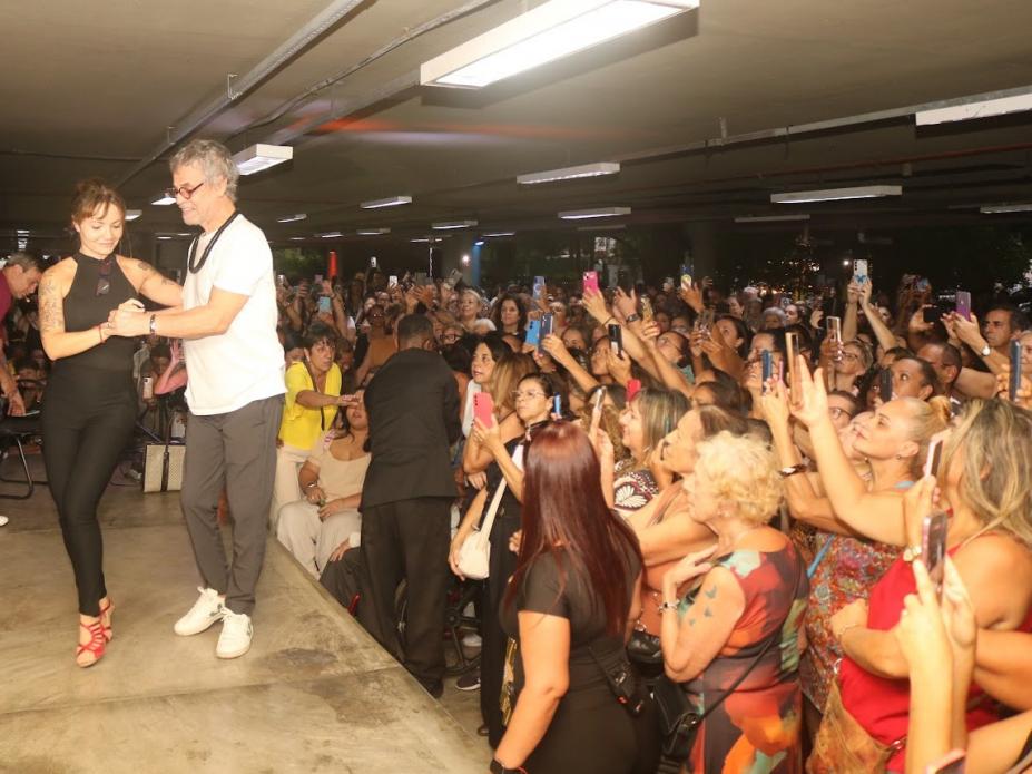 Carlinhos de Jesus dançando. #Paratodosverem