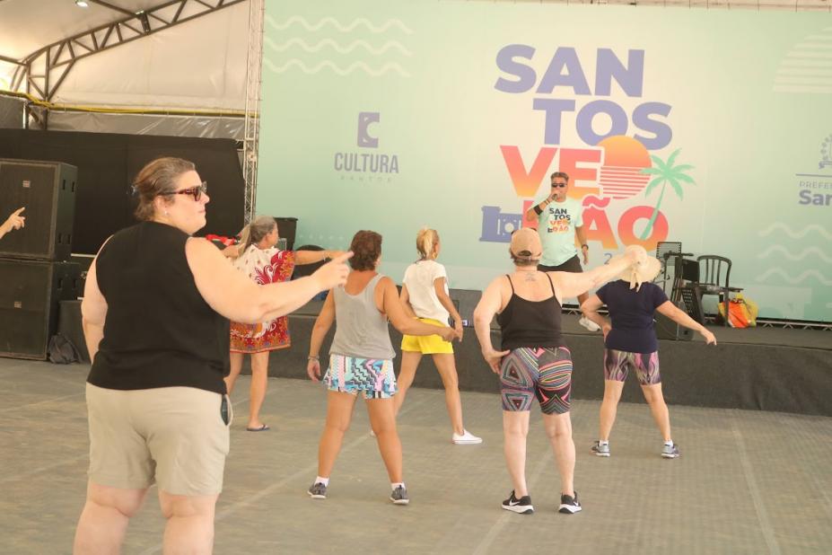 pessoas dançando na tenda #paratodosverem