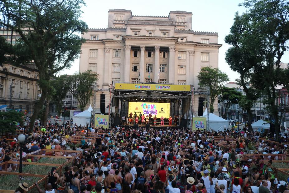 pessoas concentradas na praça mauá em festa de carnaval. #paratodosverem 