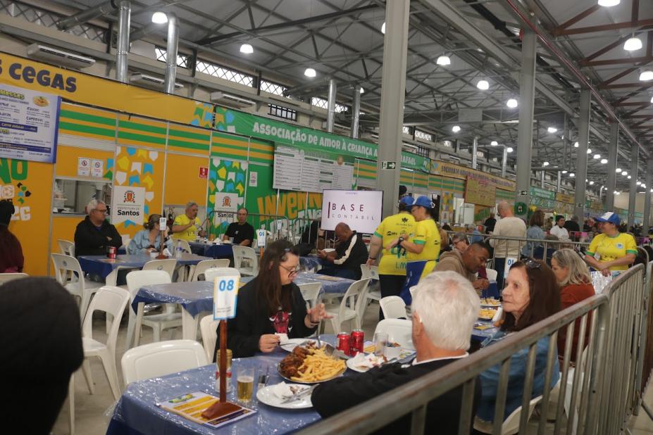 pessoas comendo na festa inverno #paratodosverem