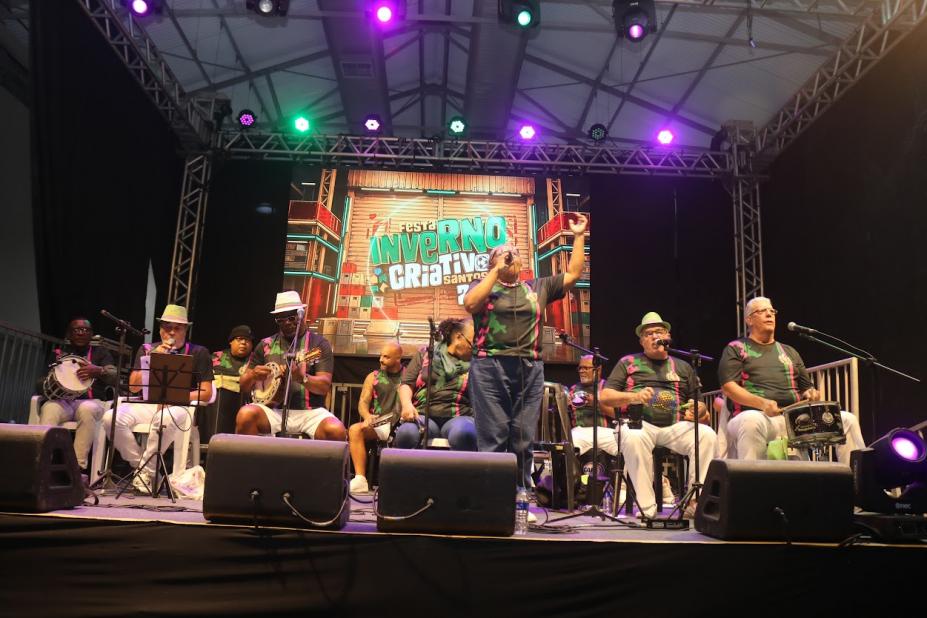 banda toca no palco   #paratodosver