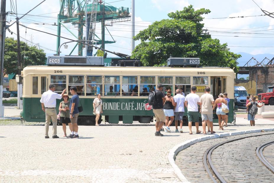 bonde japão parado em linha e turistas em torno. #paratodosverem