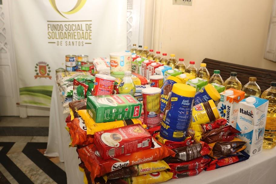 alimentos não perecíveis dispostos sobre uma mesa. #paratodosverem