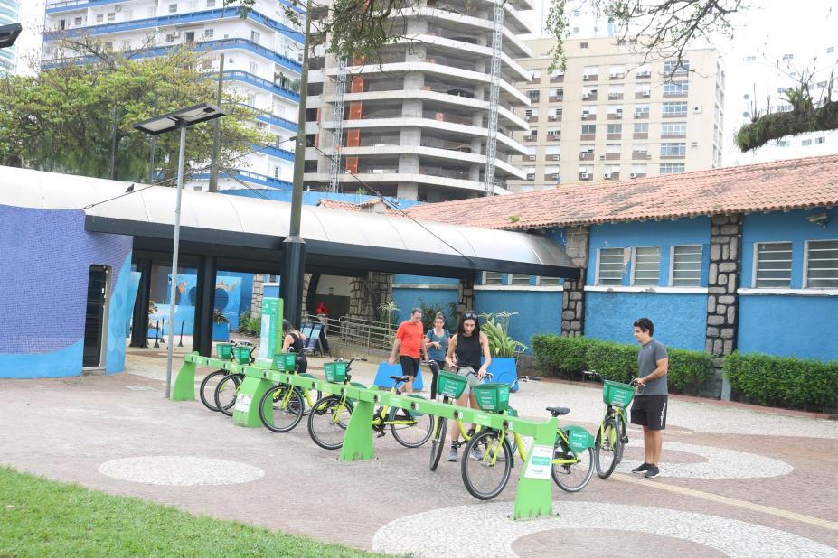 estação de bicicletas em frente ao aquário. #paratodosverem 