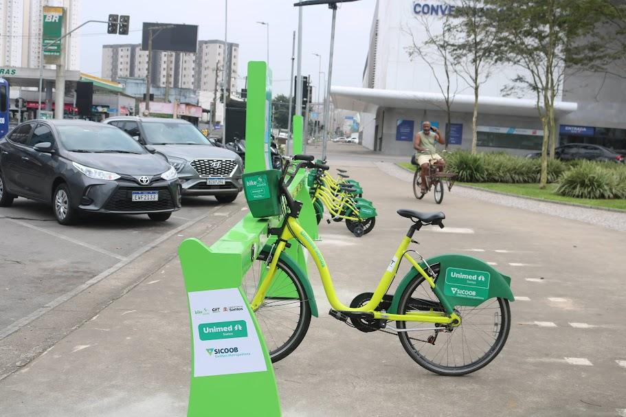 estação de bikes com bicicleta adulto em primeiro plano e kids atrás. #paratodosverem 