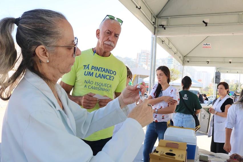 homem se prepara para receber serviço de saúde #paratodosverem 