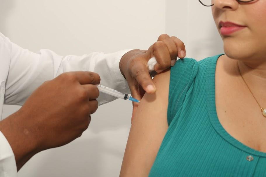 mãos vacinam braço de mulher. #paratodosverem