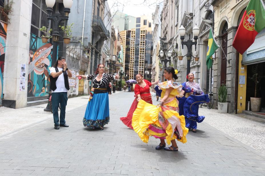 grupo faz apresentação de dança em calçadão de rua. #paratodosverem