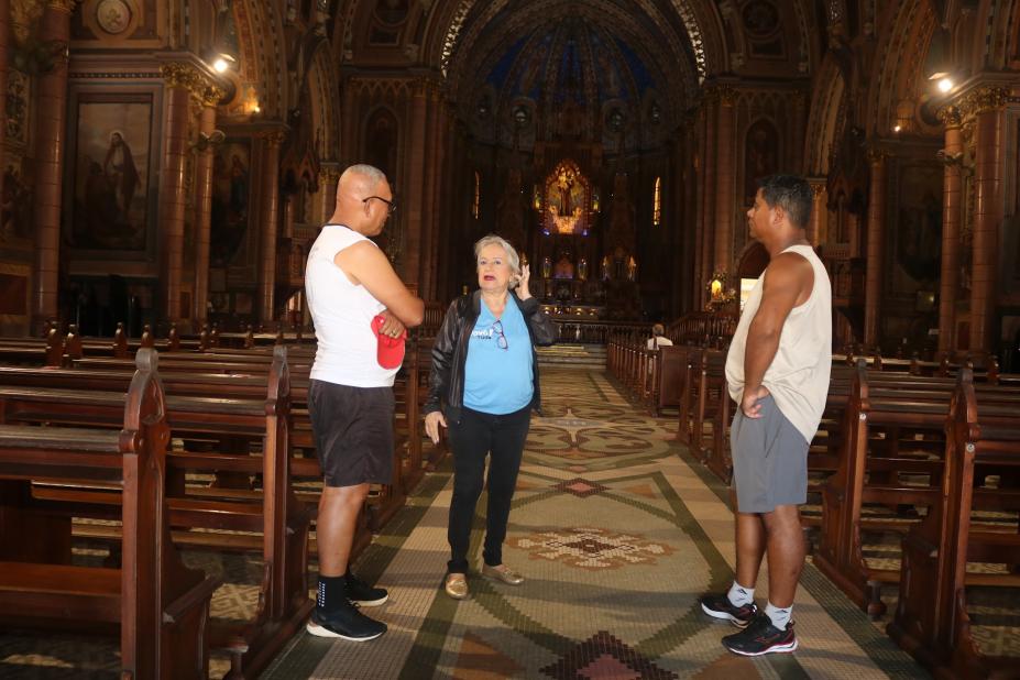 vovó sabe tudo atende duas pessoas em igreja. #paratodosverem