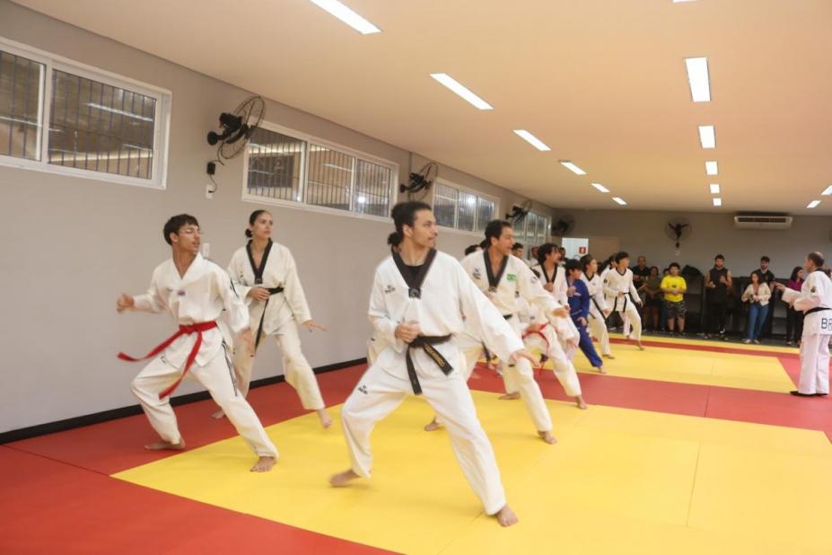 atletas fazendo movimentos de tae kwon do #paratodosverem