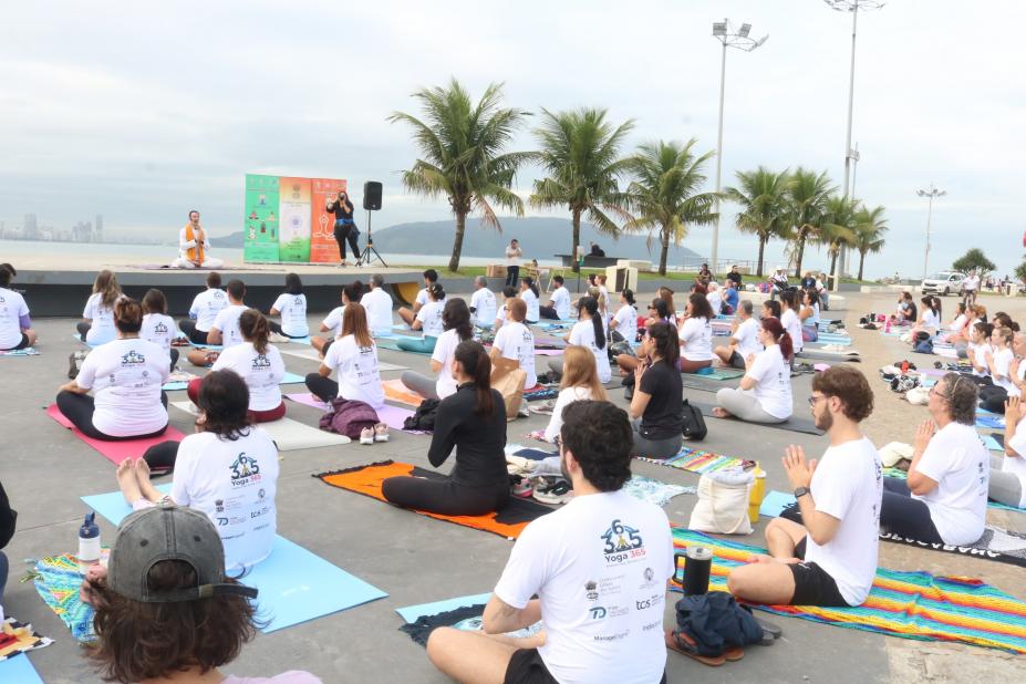 pessoas praticam ioga no novo quebra-mar. #paratodosverem