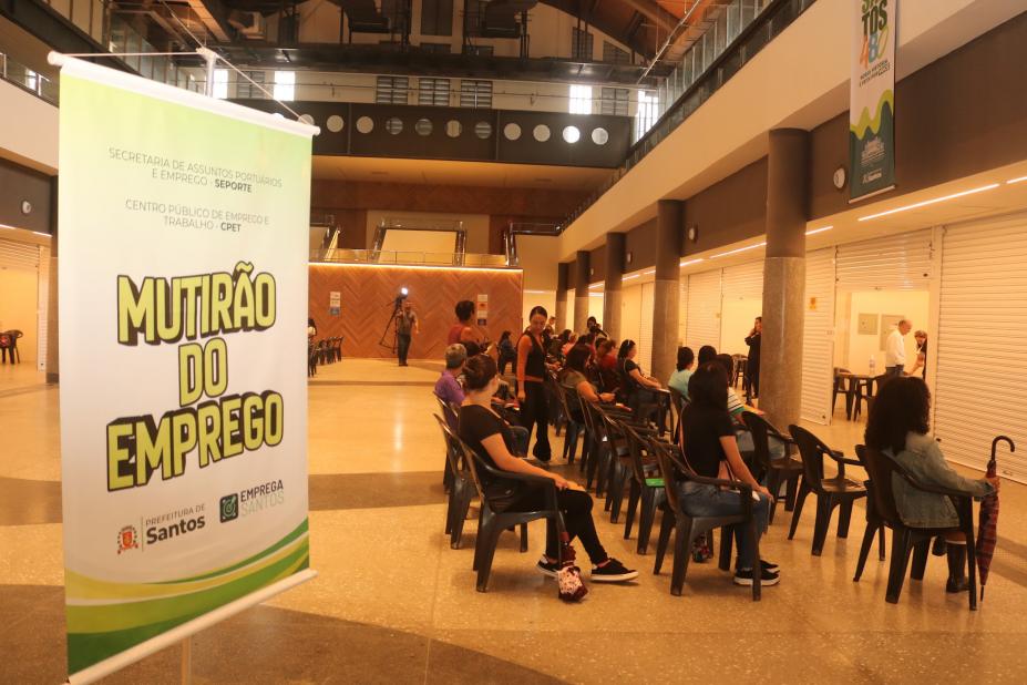 pessoas esperam para serem atendidas em mutirão de emprego. #paratodosverem