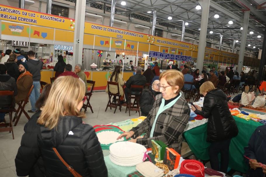 pessoas comendo no evento #paratodosverem 