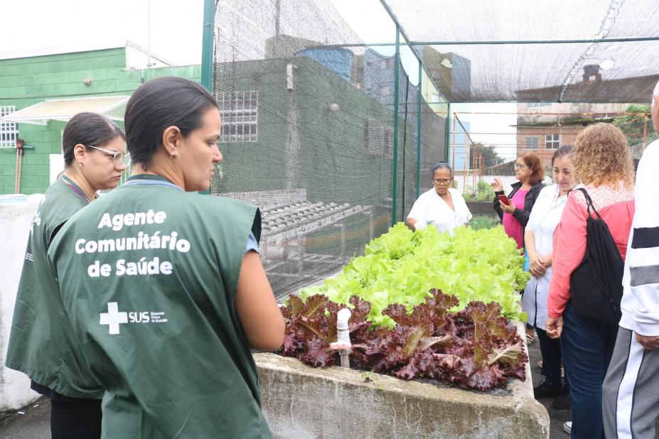 agente comunitário de saúde unimoformizado de costas para a foto. #paratodosvere