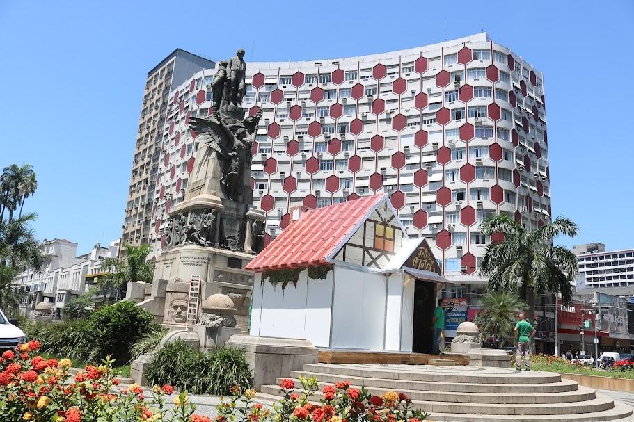 casinha do papai noel com fachada no estilo enxaimel na praça da independência. #paratodosverem