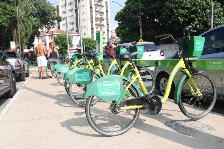 Estação com bicicletas estacionadas. #paratodosverem