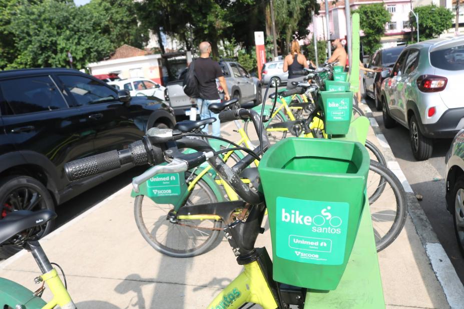 bicicletas do bike santos em estação. #paratodosverem