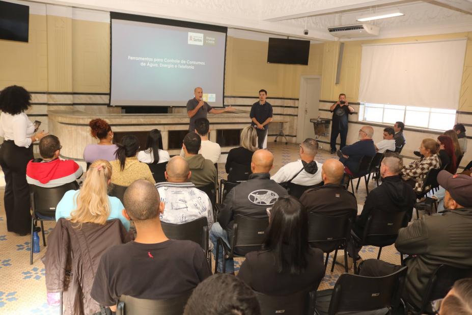 servidores reunidos em sala para palestra. #paratodosverem