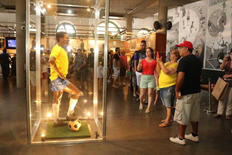 turistas fotografam o museu pelé #paratodosverem