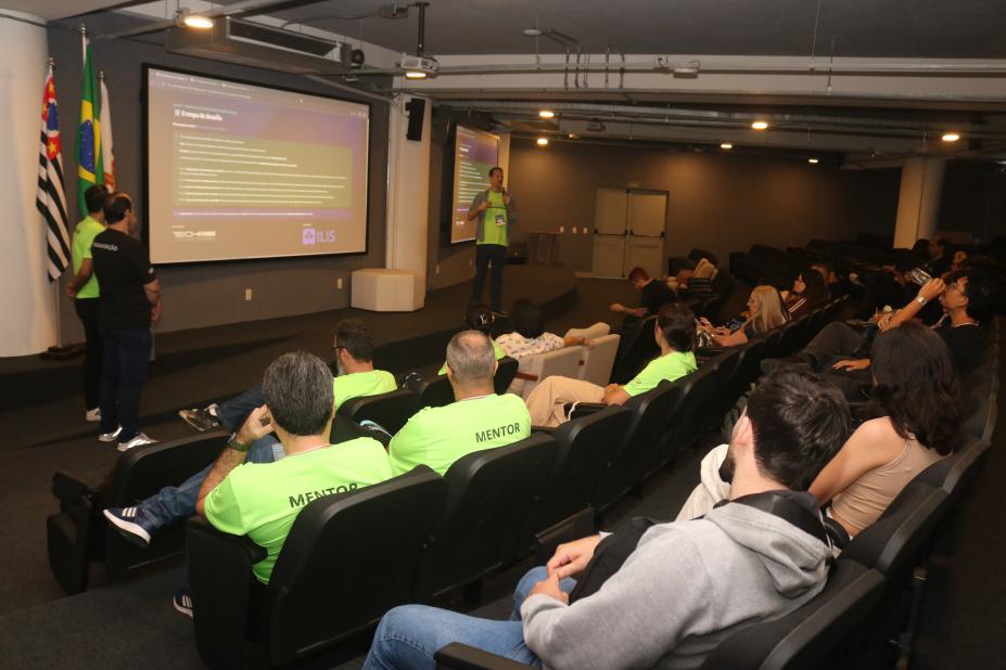 pessoas reunidas em evento #paratodosverem