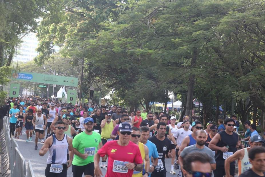 Largada da corrida do Santista de Pedestrianismo. #Paratodosverem