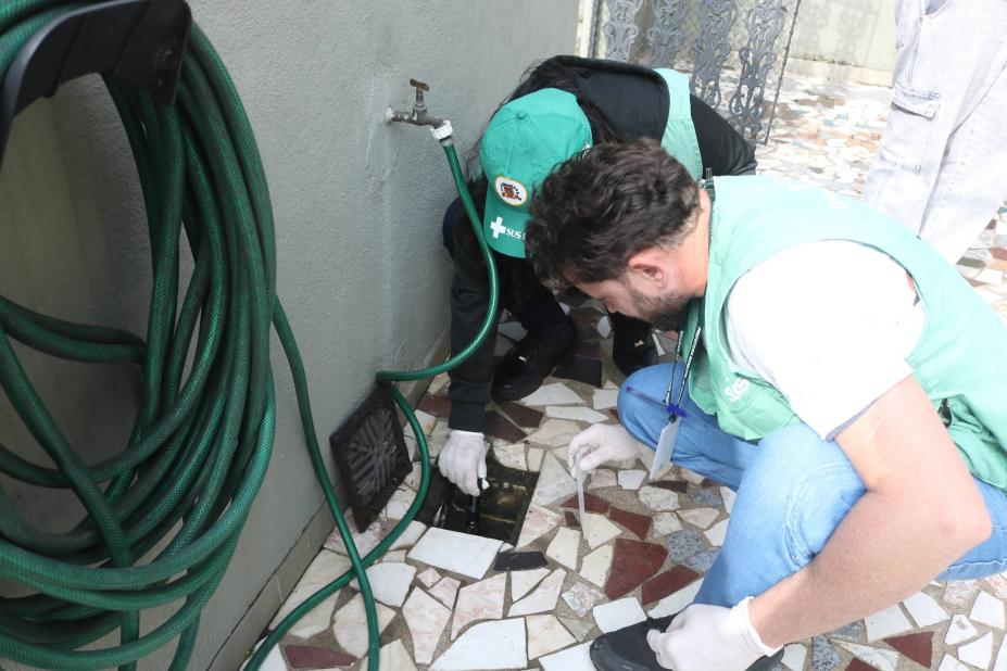 agentes observam ralo. #paratodosverem