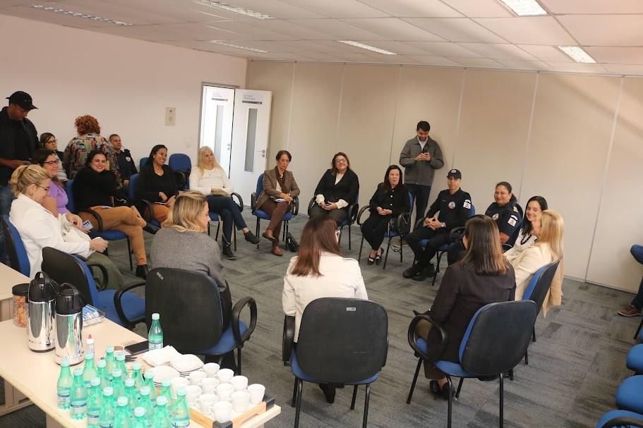 mulheres estão sentadas com cadeiras em círculo. #paratodosverem 