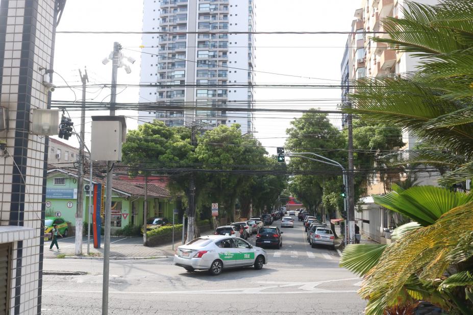 cruzamento de avenida e câmera de monitoramento em poste. #paratodosverem