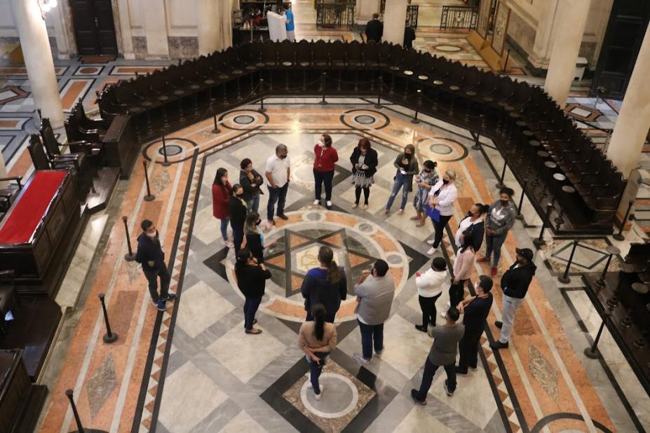 foto aérea com alunos e pessoas em circulo conversando na bolsa #paratodosverem