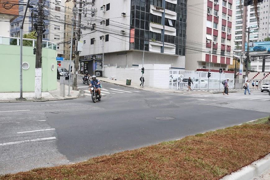 trecho de avenida recém-asfaltada. #paratodosverem