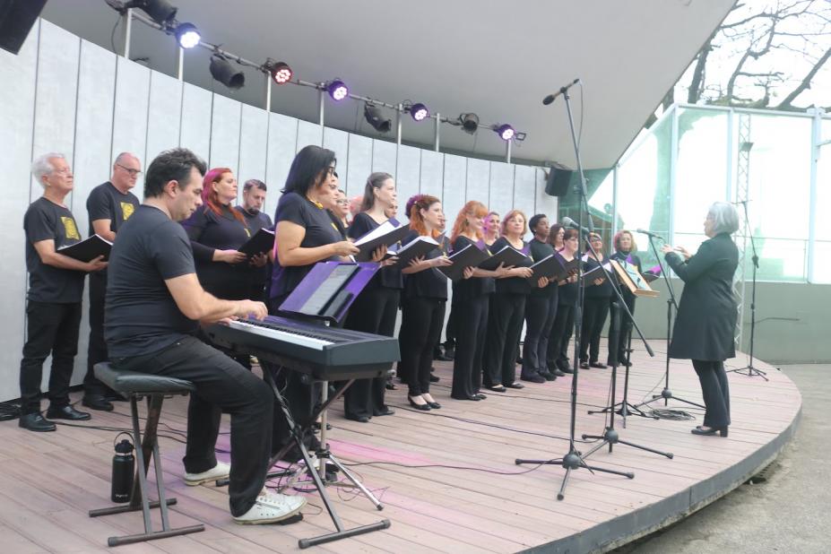 Coral Municipal de Santos se apresentando. #Paratodosverem.