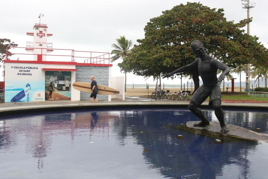 Fachada da Escola de Surf de Santos. #Paratodosverem