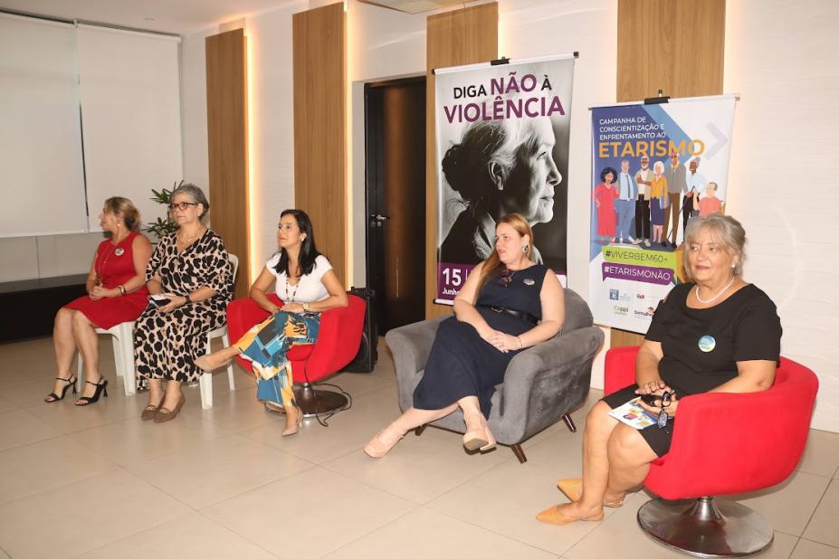 pessoas sentadas em debate #paratodosverem 