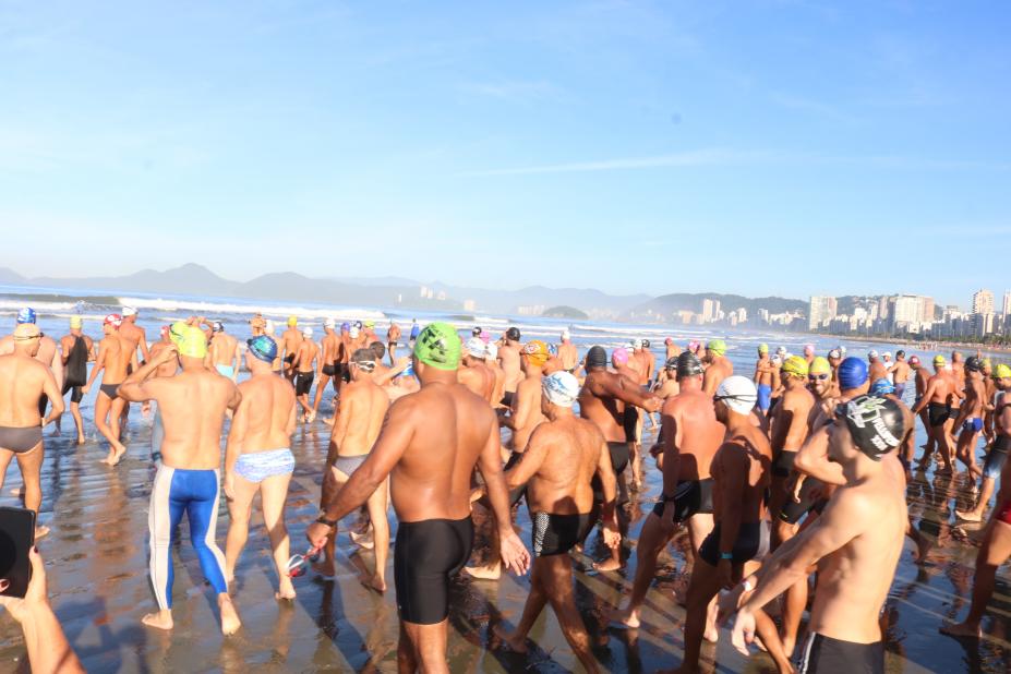 competidores se lançam ao mar #paratodosverem