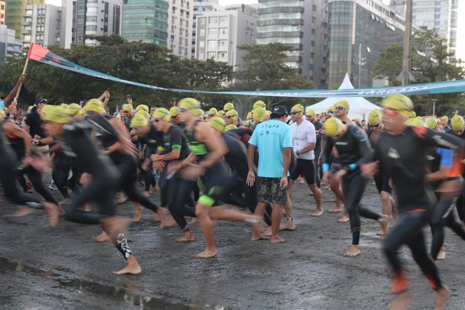 atletas correm para o mar em prova de natação. #paratodosverem