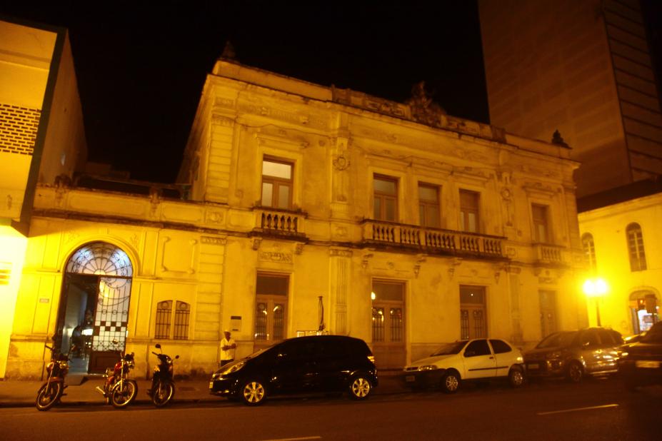 Fachada do Teatro Guarany iluminada à noite. #Pracegover