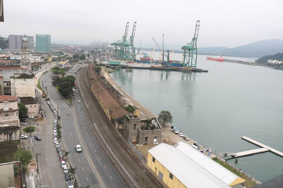 vista área geral do porto com foco no valongo em segundo plano. #paratodosverem 