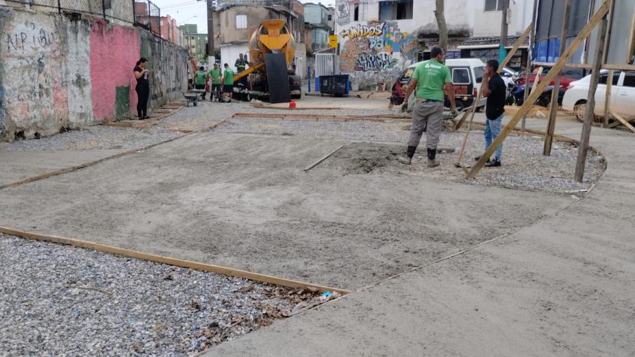 trecho de calçada sendo concretado. #pararodosverem 