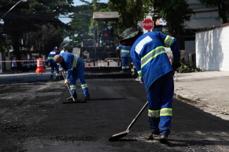 homens trabalham em asfaltamento de rua. #paratodosverem 